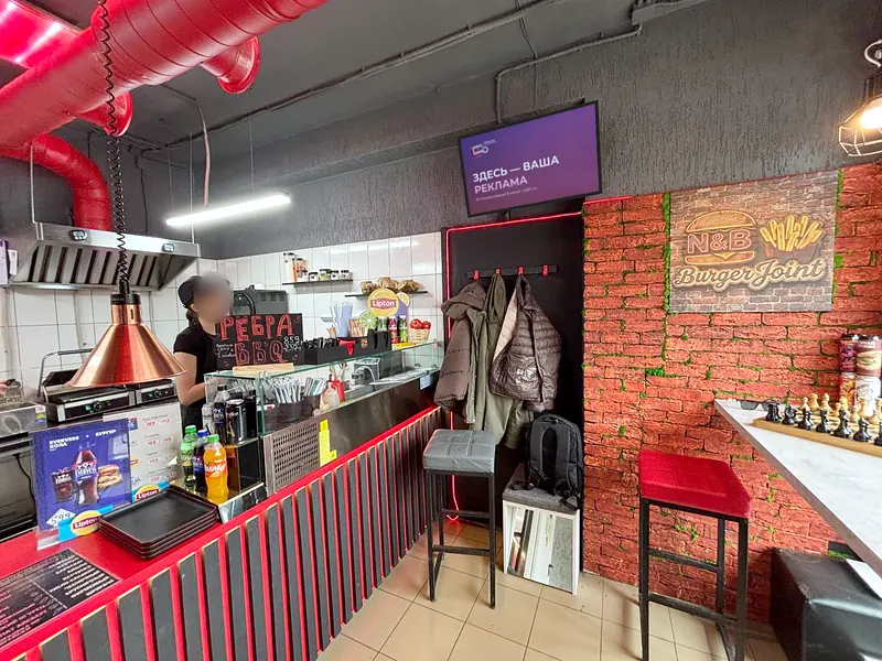 Ресторан N&B BurgerJoint — экран B2B TV